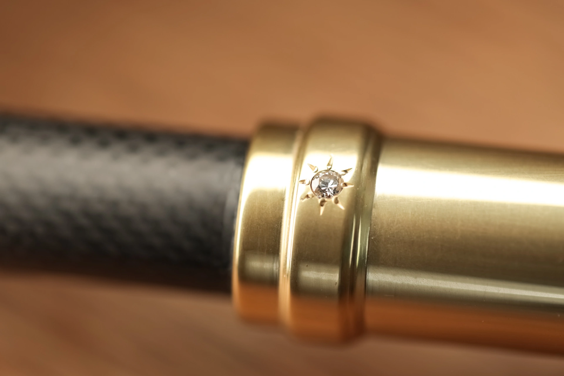  Sertissage d’un diamant 2,3 mm - Luxe ultime pour votre canne à pêche