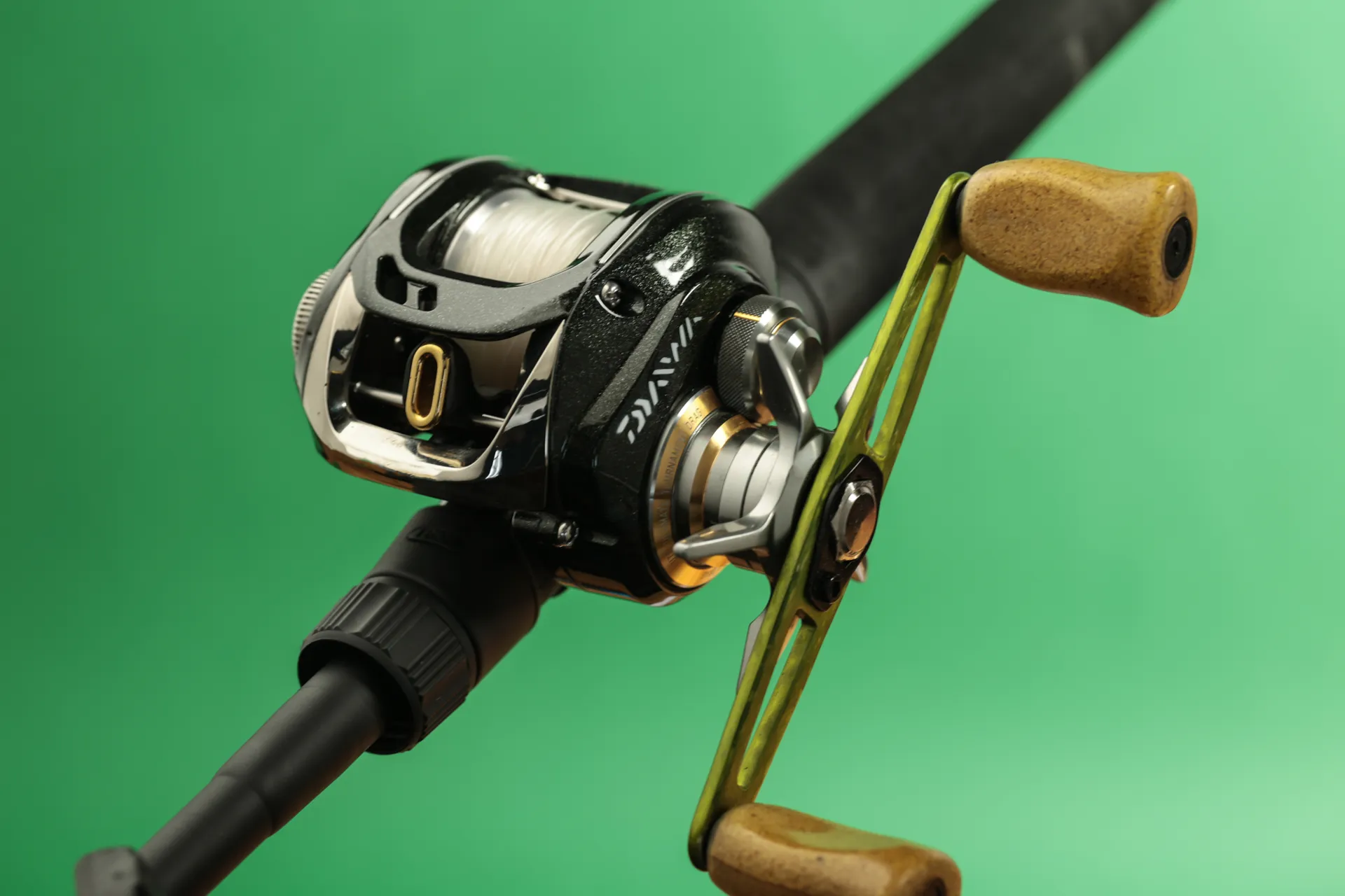Peinture moulinet casting Daiwa Zillion en vert kaki brillant réalisée par Dumonteil Limoges 